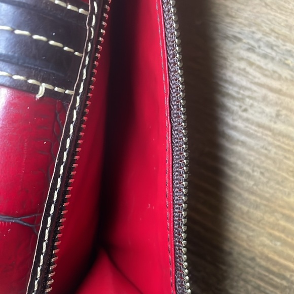 Dooney & Bourke Vintage Bordeaux Croc Embossed Leather Wallet front closure - Picture 8 of 14